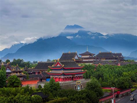 島嶼風景下的詩意與旅人的心聲：峨眉山下酒店哪個好？